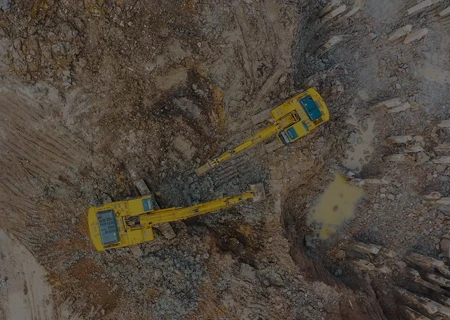Deux pelleteuses en activités