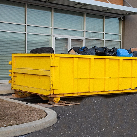 Un container de couleur jaune